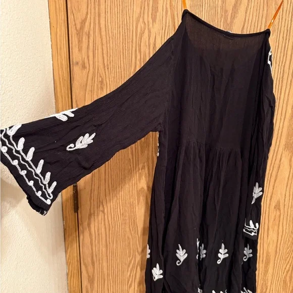 Floral Embroidered Black Maxi Dress - Picture 3 of 4